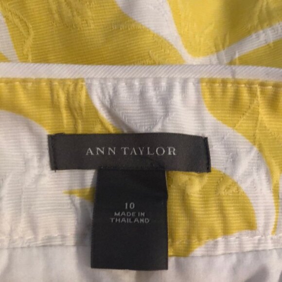 3/25$🐰Ladies short skirt - Picture 2 of 3